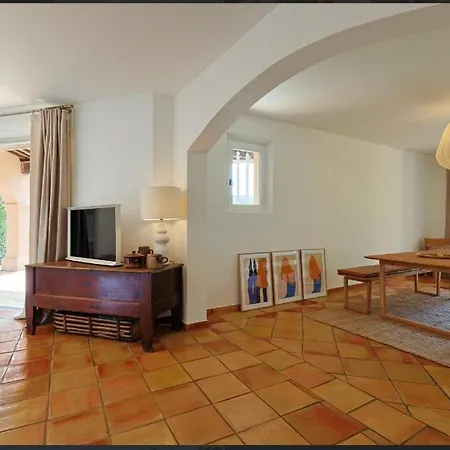 Elegante Avec Piscine A Gassin - Rose